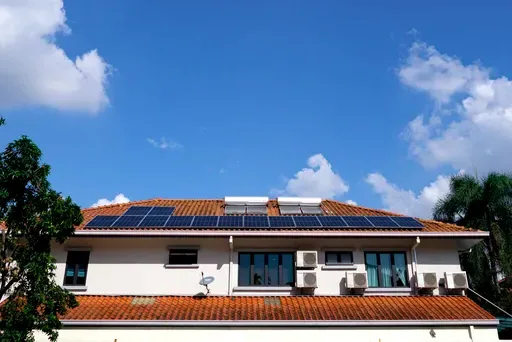 Vivienda suburbana extremeña con placas solares bajo cielo despejado