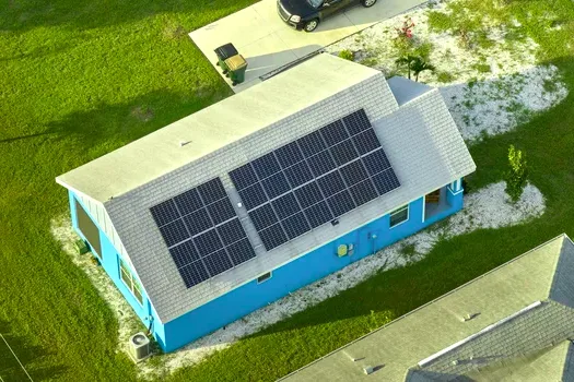 Vista aérea de una instalación de placas solares en una vivienda de Extremadura